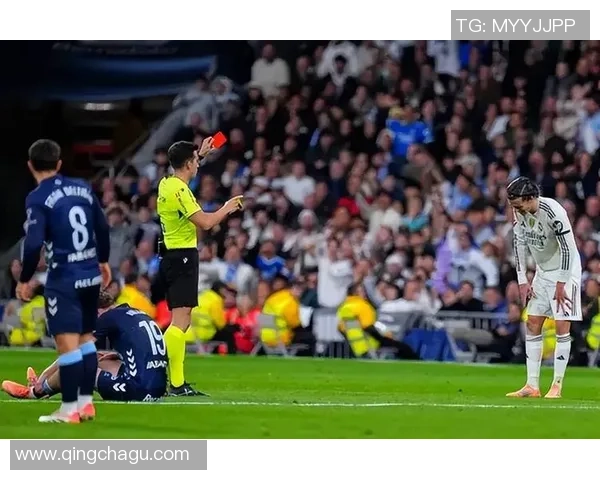 英超激战：皇马3-0拜仁帽子戏法引发争议判罚全场沸腾